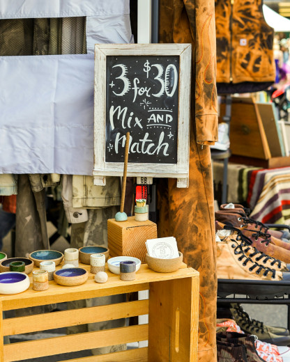 Mode, déco, pépites rétro : Emmaüs ouvre sa première vente vintage de l’année