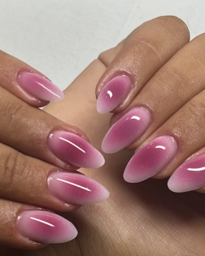 Découvrez la tendance Aura nails : la manucure que toutes les stars adoptent !