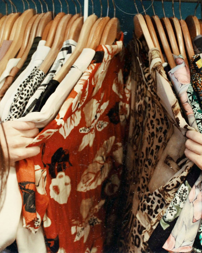 Friperies devenues hors de prix : où chiner sans exploser votre budget ?