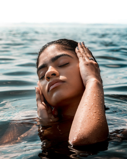 Se laver le visage à l’eau salée : le geste viral qui affole et inquiète !