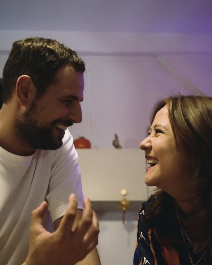 L’amour c'est surcoté : découvrez la comédie décalée avec Hakim Jemili et Laura Felpin !