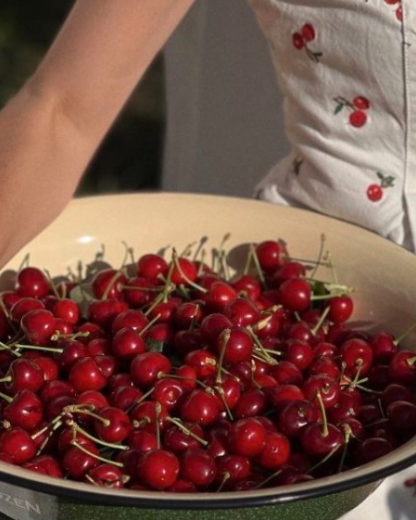 Le motif cerise s’impose comme la tendance de l’été