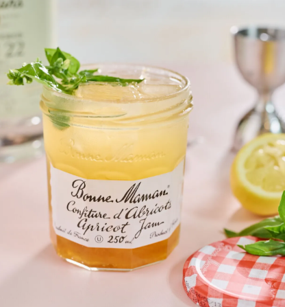 Découvre le Jam Jar Cocktail, ce mix rafraîchissant à déguster dans un pot de confiture
