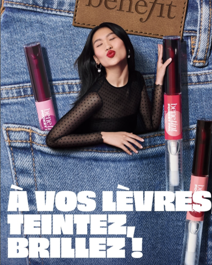 Benefit signe le makeup de l'été avec des lèvres glossy, des cils XXL et des couleurs audacieuses