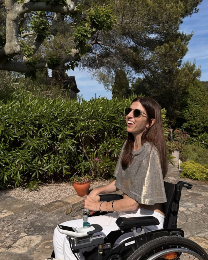 Virginie Dubost : en fauteuil roulant, elle défile pour L’Oréal Paris face à la tour Eiffel