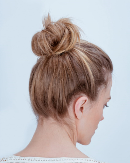 Exit le sleek bun : adoptez le chignon hivernal ultra-tendance et facile à réaliser