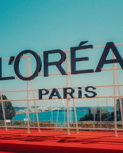 L'Oréal Paris transforme le parvis de la Défense en glass skin géante !