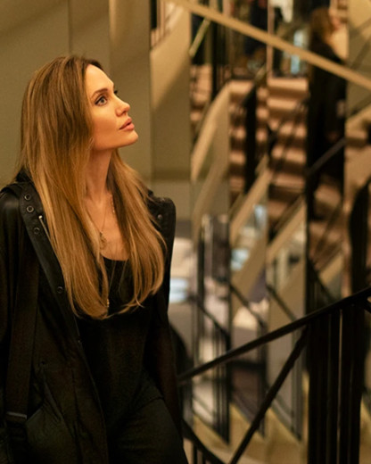 Le film “Couture” avec Angelina Jolie débarque pour la fashion week