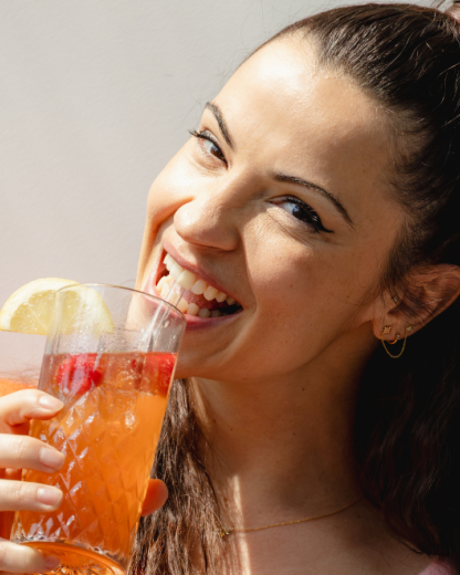 INTERVIEW EXCLUSIVE : Denitsa Ikonomova nous dévoile son mocktail Passionnément et son été 100% good vibes