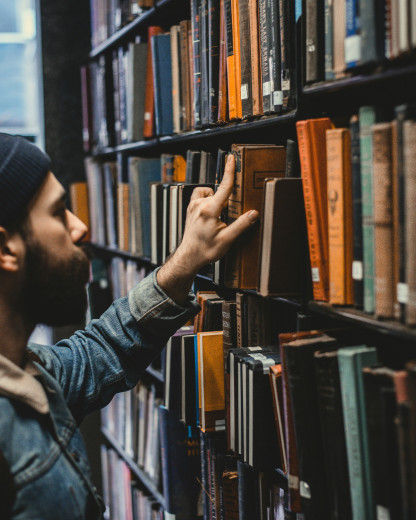 Tinder ouvre sa “Crush Library” où lecture et dating ne font plus qu’un