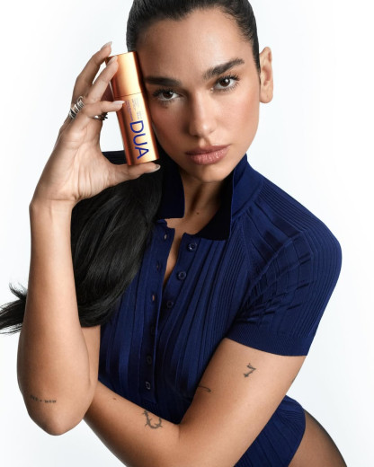 Dua Lipa se lance dans la beauté : sa collab’ ultra luxe avec Augustinus Bader affole la toile