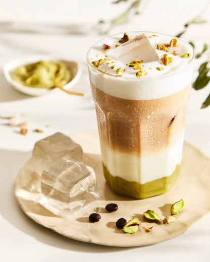 Cette recette d’Iced Latte Amande-Pistache de Lena Mahfouf va vous rendre accro