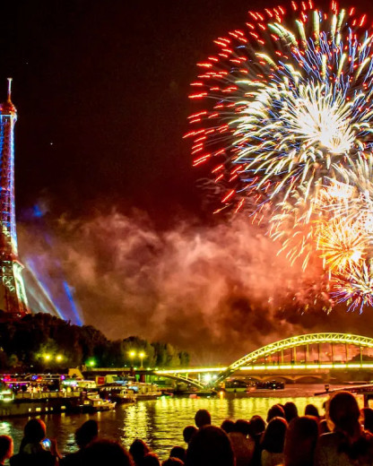 14 juillet : la Tour Eiffel s’embrasera dans un show incroyable de 1000 drones et feux d’artifice