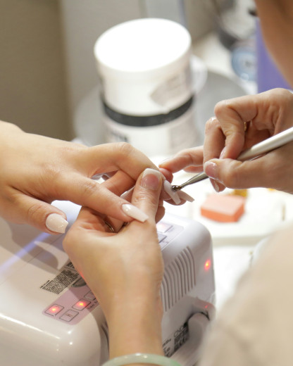 La manucure chocolat débarque : découvrez la version chic des glazed donut nails
