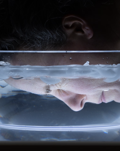 Dé-puff avec des glaçons sur TikTok : astuce beauté ou piège pour votre peau ?