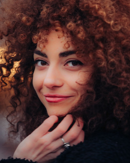 Curly hair routine : découvrez ces astuces pour garder vos boucles plus longtemps