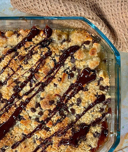 Le crumble poires-chocolat-macadamia façon Cyril Lignac : un dessert d’automne irrésistible