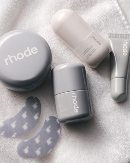 Rhode : les produits incontournables de la marque d’Hailey Bieber !
