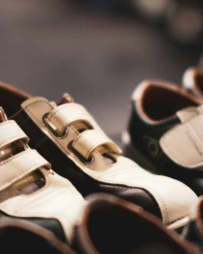 Pourquoi les chaussures de bowling sont-elles toujours bicolores ? La réponse est surprenante !