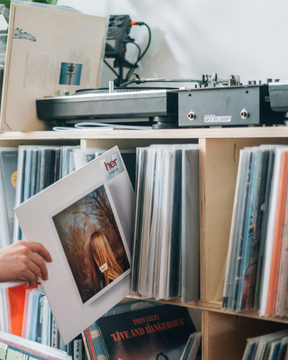 Vinyle : pourquoi les jeunes lâchent Spotify pour les platines ?