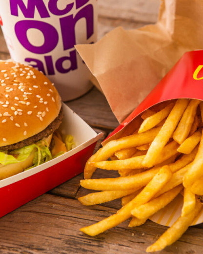Burger crevettes, frites façon poutine… McDonald’s sort ses recettes les plus folles de l’été