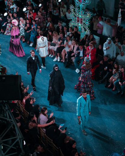 Le pantalon à une jambe : la tendance qui divise la Fashion Week ?