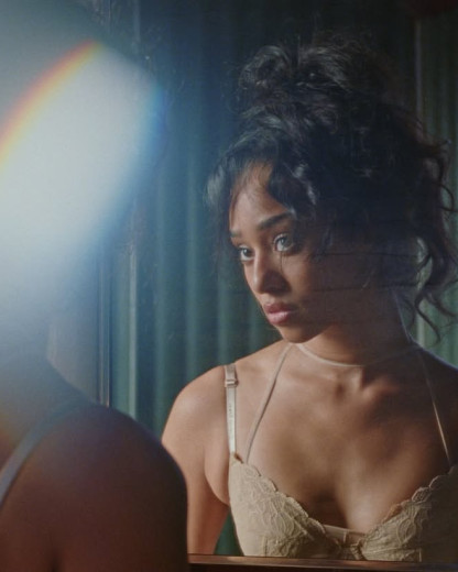 Manon de Katseye se réinvente et se lance dans la comédie avec Not Bad !