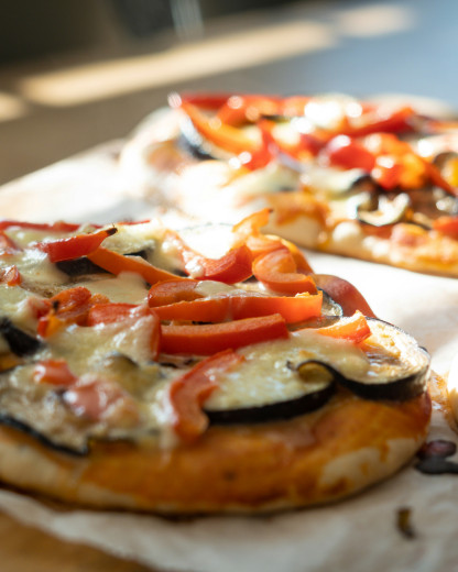 Naans façon pizza : la recette en 10 minutes chrono qui va détrôner vos soirées pizza !