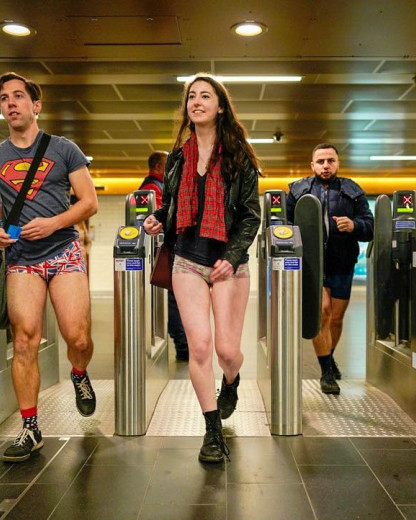 En culotte dans le métro londonien : cette tradition improbable qui fait le buzz