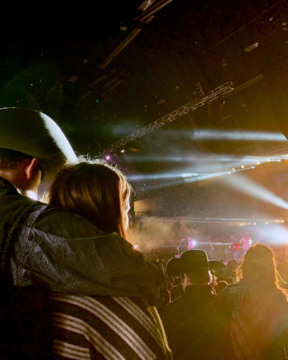 Franges, santiags et denim : le look western enflamme les festivals
