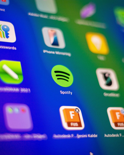 Spotify s’attaque aux projets 100% IA avec ce nouveau badge !