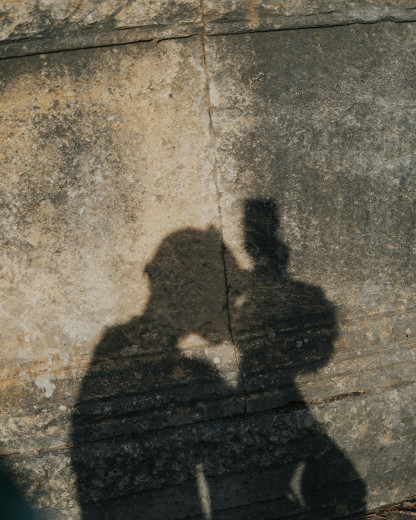 Être en couple sans le montrer : le nouveau flex des réseaux sociaux ?