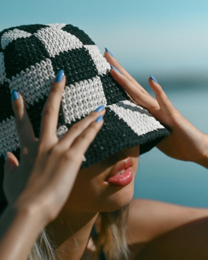 Le bonnet crochet des années 2000 fait son grand retour !