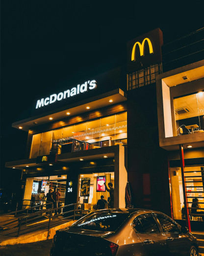 À deux pas de Disneyland, le plus grand McDonald’s de France impressionne et cache une surprise inattendue