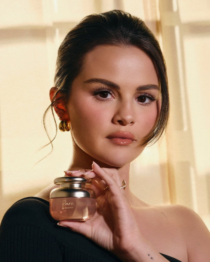 Après le makeup, Selena Gomez dévoile son tout premier parfum signé Rare Beauty