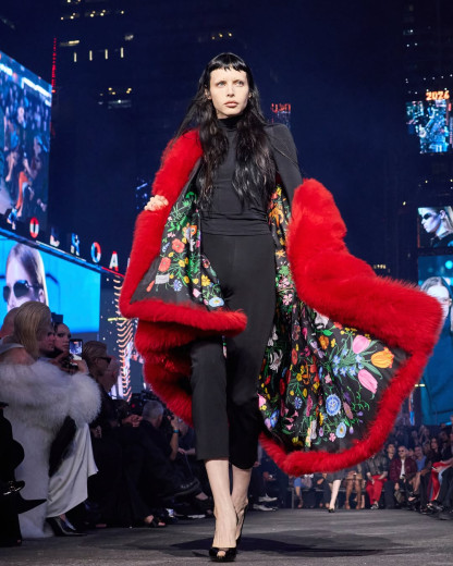 Défilé Croisière 2027 : Gucci fait le show à Times Square
