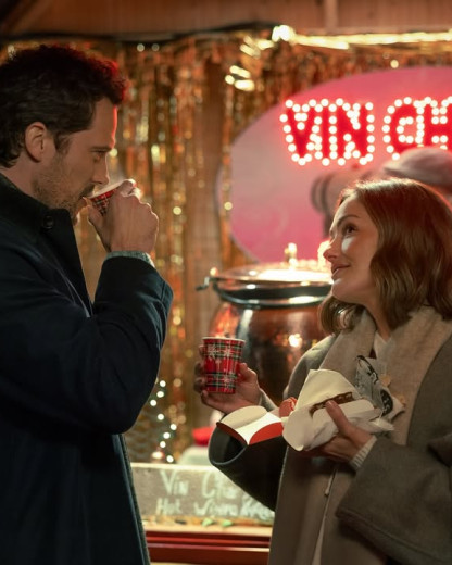 Champagne Problems : la nouvelle comédie romantique de Noël sur Netflix à regarder d’urgence