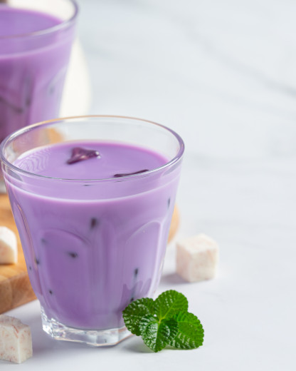 Qu’est ce que l’Ube Latte, cette boisson violette qui fait sensation