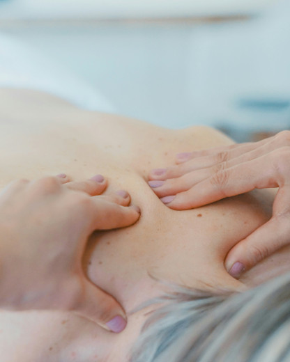 Drainage lymphatique : les secrets du massage préféré des stars