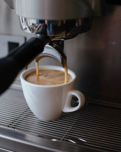 À la Milan Design Week, De'Longhi transforme ses machines à café en coffee shops miniatures et c’est bluffant !